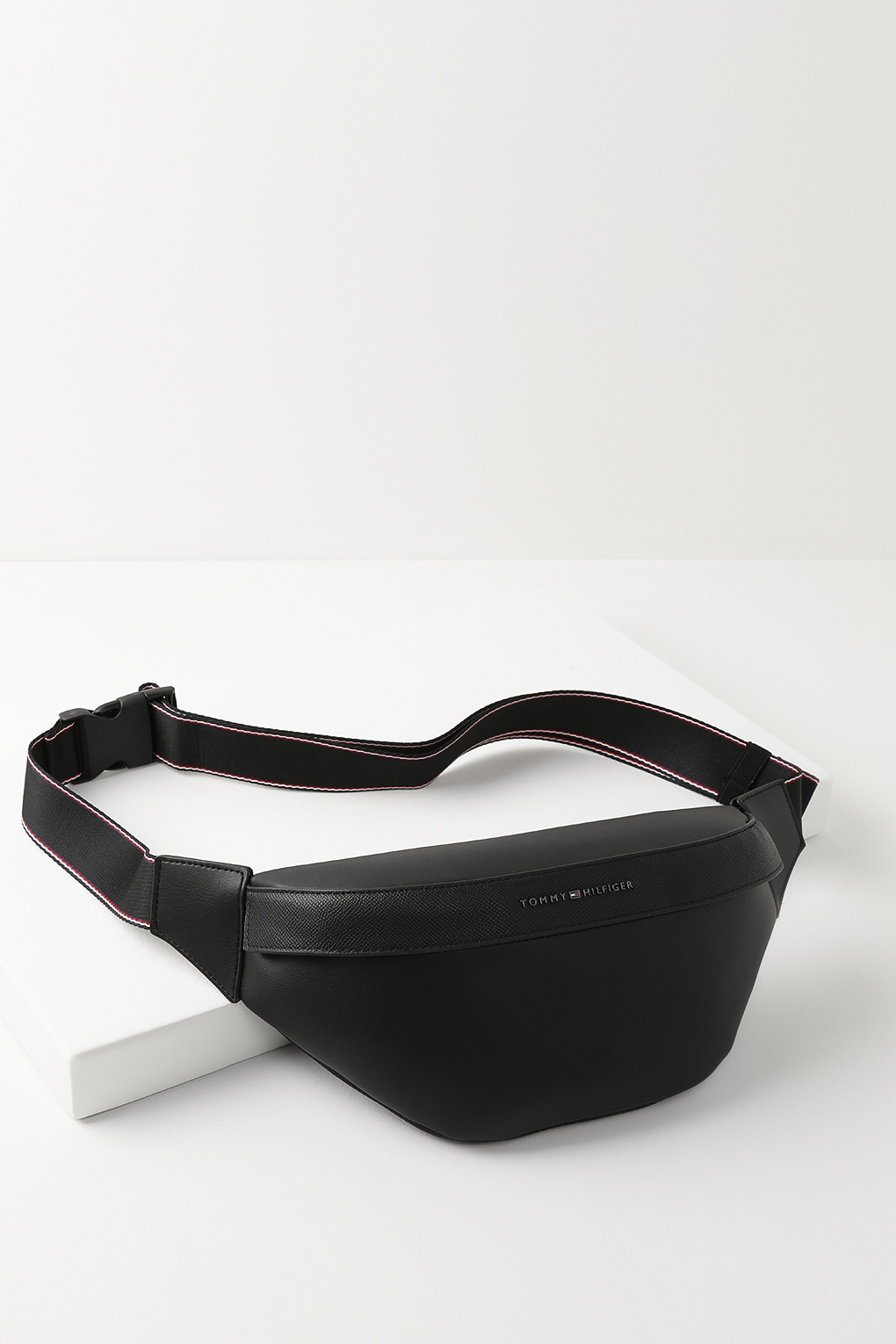 Поясные сумки как современный элемент модных образов